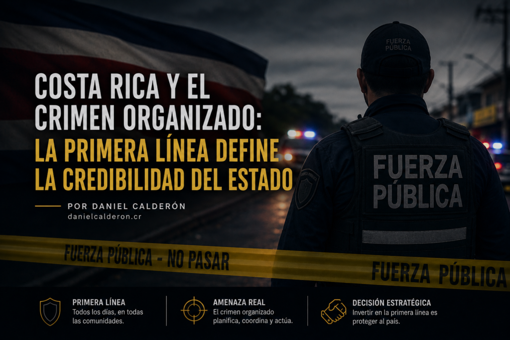 Costa Rica y el crimen organizado: la primera línea define la credibilidad del Estado. Imagen editorial oscura con un oficial de Fuerza Pública de espaldas, luces policiales desenfocadas y la bandera de Costa Rica al fondo, representando el desafío de la seguridad pública frente al crimen organizado.